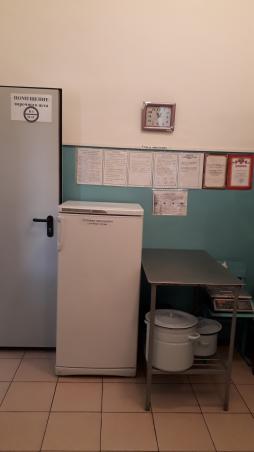 В помещении варочного цеха находится холодильник для готовой продукции и суточных проб